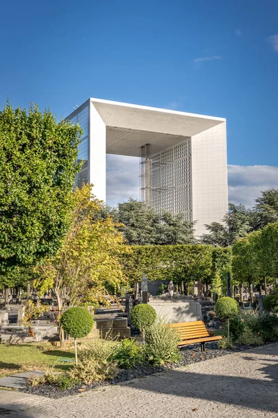 Paris, Fransa - 13 Haziran 2020: Mavi gökyüzündeki La Defense gökdelenlerinin bahçe manzarası — Stok fotoğraf