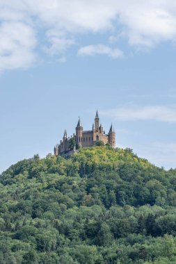 Almanya 'da Stuttguart yakınlarındaki tepelerin tepesindeki Medival Kale