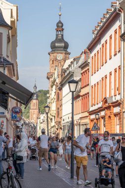 Heidelberg, Almanya - 1 Ağustos 2020: Yaz öğleden sonra ana caddede Hustling