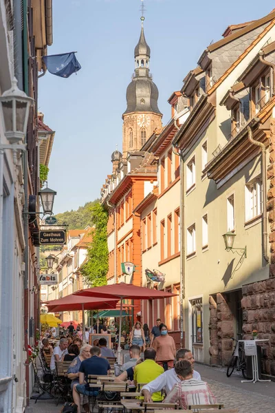 Heidelberg, Deutschland - 1. August 2020: Touristen beim Kaffeetrinken in der Altstadt in der Nachmittagssonne — Stockfoto