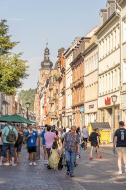 Heidelberg, Almanya - 1 Ağustos 2020: Yaz öğleden sonra ana caddede Hustling