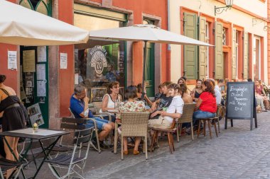 Heidelberg, Almanya - 1 Ağustos 2020: Öğleden sonra eski şehir merkezinde kahve içen turistler