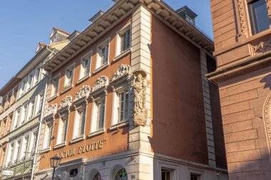 Heidelberg, Almanya - 1 Ağustos 2020: Öğleden sonra gün ışığında azizin mermer nöbeti