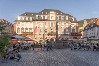 Heidelberg, Almanya - 1 Ağustos 2020: Öğleden sonra güneşinde eski kasaba meydanı