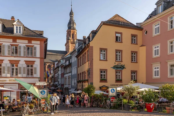 Heidelberg, Alemania - 1 de agosto de 2020: Calle ajetreada con vista al campanario de heiliggeistkirche — Foto de Stock