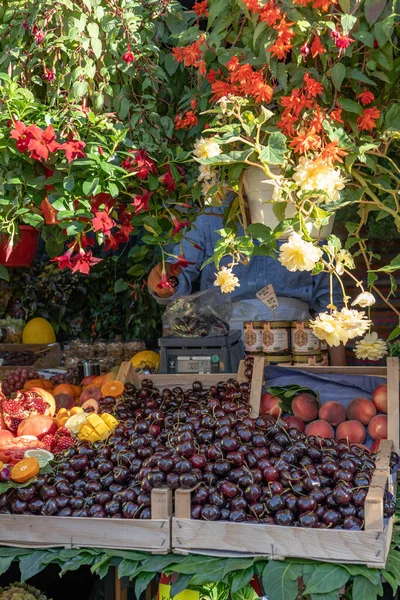 Heidelberg, Germania - 1 agosto 2020: negozio di frutta di fiori sulla strada principale — Foto Stock