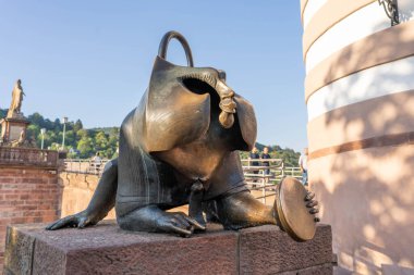 Heidelberg, Almanya - 1 Ağustos 2020: Heidelberg Köprüsü bakır maymun gün batımından önce