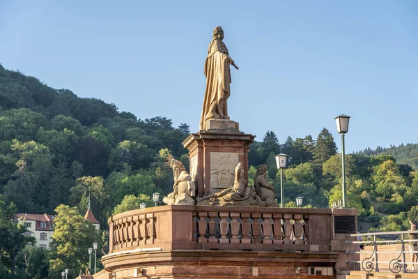 Heidelberg, Alemanha - 1 de agosto de 2020: Charles Theodore staue na ponte velha durante a hora de ouro — Fotografia de Stock