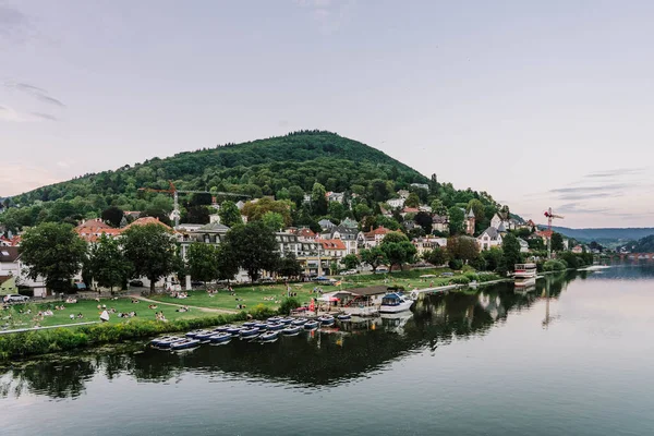 Ludzie organizują pikniki nad rzeką Neckar w pobliżu wzgórza Heiligenburg — Zdjęcie stockowe