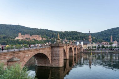Heidelberg, Almanya - 1 Ağustos 2020: Yazın gün batımından sonra Neckar Nehri üzerindeki eski köprü