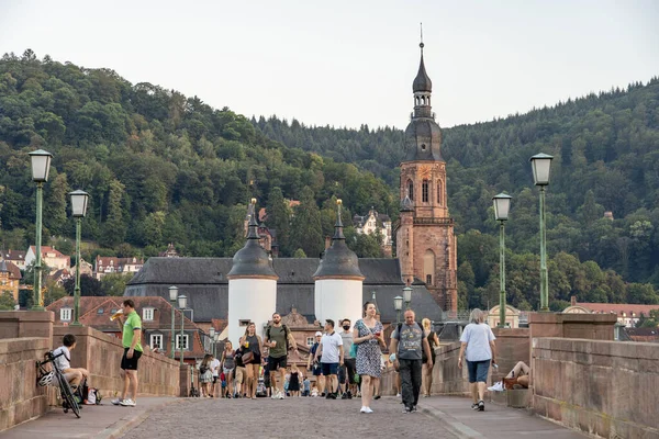 德国海德堡- 2020年8月1日：夏季日落后的旧桥上游客 — 图库照片
