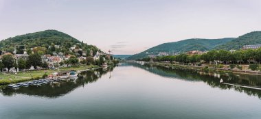 Gün batımından sonra Heiligenburg yakınlarındaki Neckar nehrinin panoramik manzarası