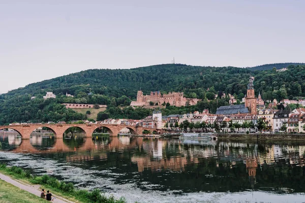Heidelberg, Niemcy - 1 sierpnia 2020: Stare miasto wzdłuż rzeki Neckar po zachodzie słońca — Zdjęcie stockowe