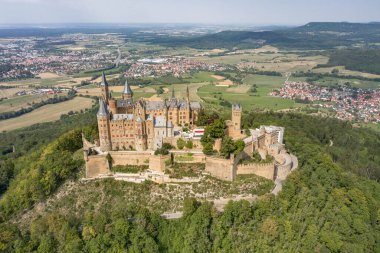 Stuttgart yakınlarındaki tepedeki Medival Hohenzollern Kalesi 'nin insansız hava aracı görüntüsü.