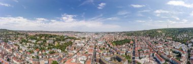 Almanya 'nın tepeleri yakınlarındaki Stuttgart banliyösünün panoramik manzarası.