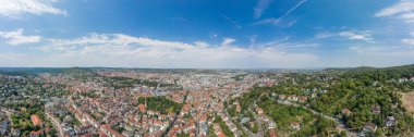 Almanya 'nın tepeleri yakınlarındaki Stuttgart banliyösünün panoramik manzarası.