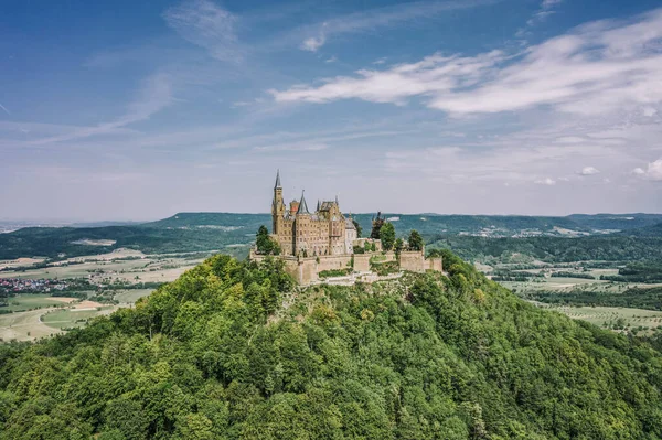 Vue aérienne d'un drone du château médiéval Hohenzollern sur une colline près de Stuttgart à midi en été — Photo