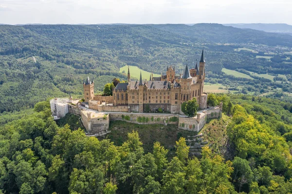 Zdjęcia z lotu drona z zamku Medival Hohenzollern na wzgórzu w pobliżu Stuttgartu latem w południe — Zdjęcie stockowe