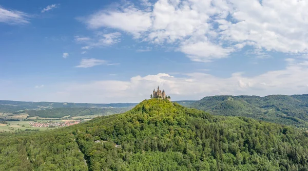 Zdjęcia z lotu drona z zamku Medival Hohenzollern na wzgórzu w pobliżu Stuttgartu latem w południe — Zdjęcie stockowe