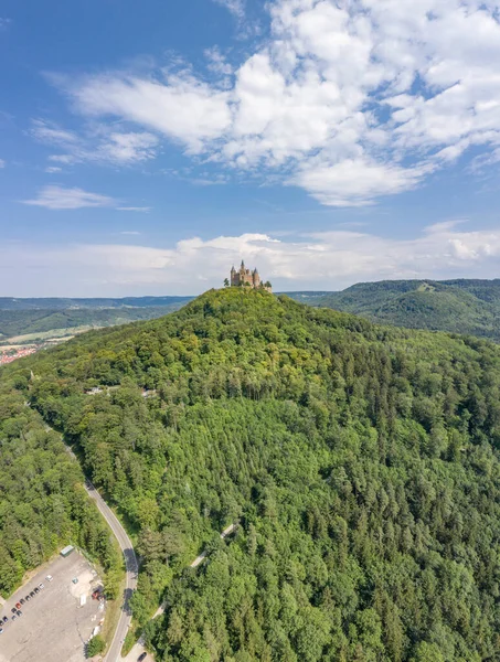 Zdjęcia z lotu drona z zamku Medival Hohenzollern na wzgórzu w pobliżu Stuttgartu latem w południe — Zdjęcie stockowe