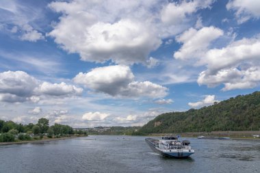 Koblenz, Almanya - 1 Ağustos 2020: Yazın Deutsch Eck yakınlarında nehirde kargo gemisi