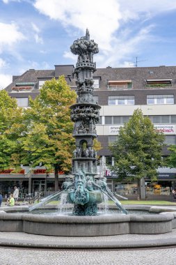 Koblenz, Almanya - 1 Ağustos 2020: Fronze fontaine in town Central Park