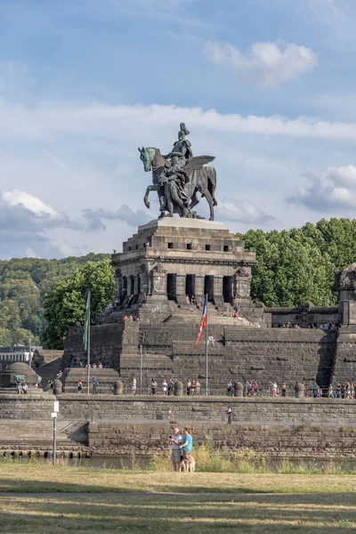 Koblenz, Alemanha - 1 de agosto de 2020: estátua equestre de Guilherme I em Deutschees Eck cheia de turistas no verão — Fotografia de Stock