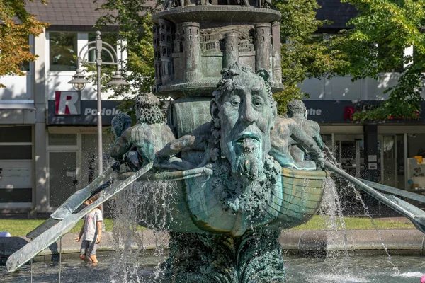 Koblenz, Alemania - 1 de agosto de 2020: Fronze fontaine in town central park — Foto de Stock