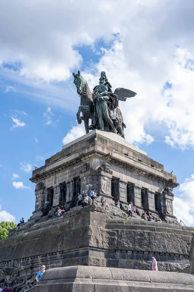 Koblenz, Alemanha - 1 de agosto de 2020: estátua equestre de Guilherme I em Deutschees Eck cheia de turistas no verão — Fotografia de Stock