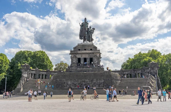 Koblenz, Alemanha - 1 de agosto de 2020: estátua equestre de Guilherme I em Deutschees Eck cheia de turistas no verão — Fotografia de Stock