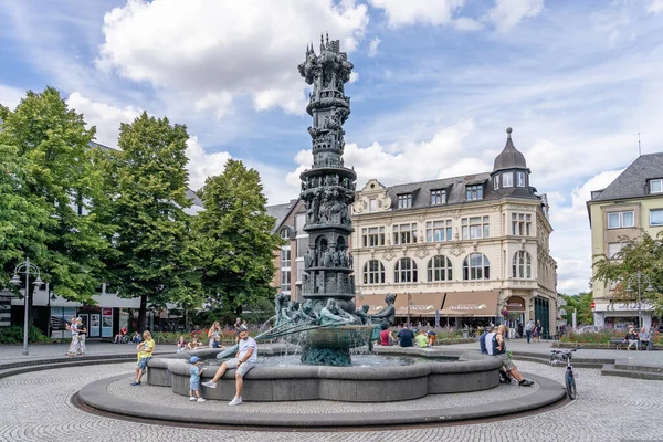 Koblenz, Alemania - 1 de agosto de 2020: Fronze fontaine in town central park — Foto de Stock