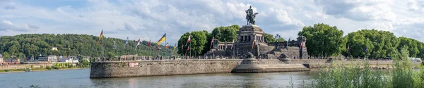 Koblenz, Alemanha - 1 de agosto de 2020: Vista panorâmica da estátua equestre Deutschees Eck cheia de turistas no verão — Fotografia de Stock