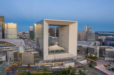 Paris, Fransa - 20 Haziran 2020: Kordon de La Defense 'daki gökdelenlerin insansız hava aracı görüntüleri