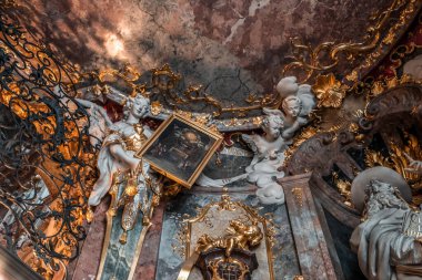 2 Şubat 2020 - Münih, Almanya: Melek Asamkirche giriş salonunun tavanında resim tutuyor