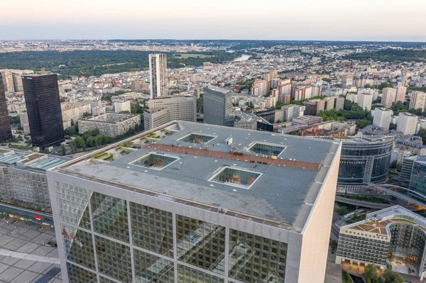 法国巴黎- 2020年6月20日：美国国防部空中无人驾驶飞机对摩天大楼屋顶的射击 — 图库照片