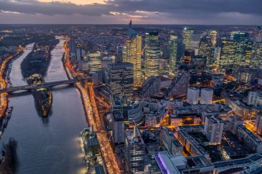 24 Aralık 2019 - Paris, Fransa: Günbatımından sonra Paris 'te ışıklar açıkken la savunma gökdeleni kompleksinin havadan görünüşü