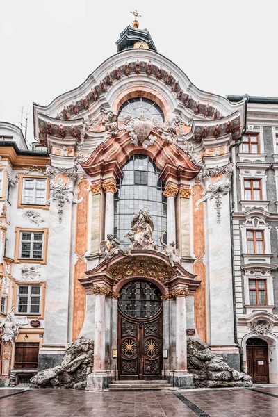 Přední průčelí Asamkirche, pozdně barokní kostel v Mnichově, Bavorsko, Německo — Stock fotografie
