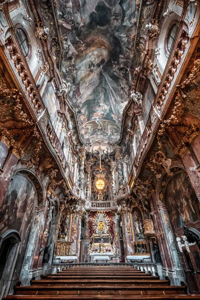 2 feb 2020 - München, Duitsland: Interieur van de Asamkirche barokke kerk met altaar en plafondzicht — Stockfoto