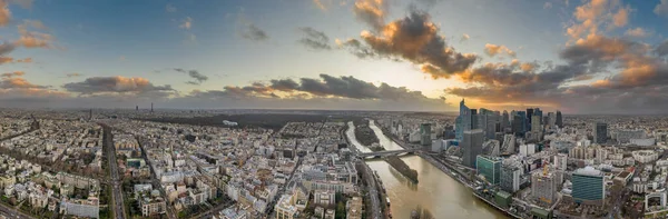 24 déc. 2019 - Paris, France : Drone aérien panoramique du complexe de gratte-ciel de la défense — Photo