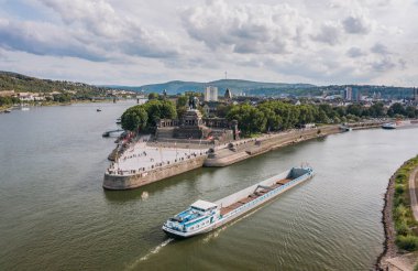 Koblenz, Almanya - 1 Ağustos 2020: Rhine Mosel nehri kıyısındaki Deutsch Eck Burnu 'nun insansız hava aracı çekimi