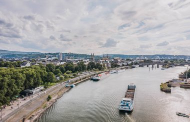Koblenz, Almanya - 1 Ağustos 2020: Florinskirche kilisesi manzaralı Alman hava aracı saldırısı
