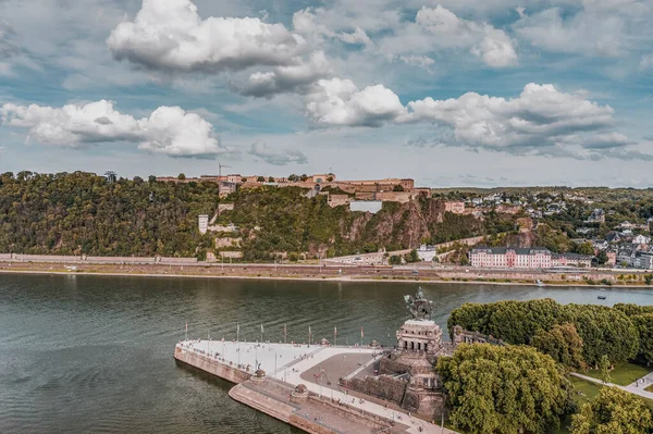 Drone aéreo disparado do promontório Deutsch Eck pelo rio Rhine Mosel em Koblanz Alemanha — Fotografia de Stock