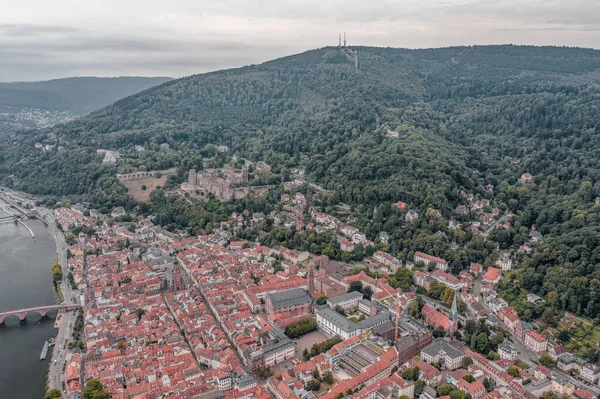 Zdjęcie drona z Heidelbergu w zachmurzeniu u podnóża góry Konigstuhl — Zdjęcie stockowe