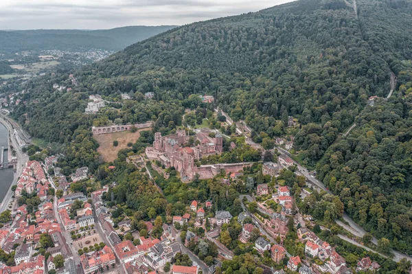 Aerial drone shot z Heidelbergu starego miasta w lecie zachmurzenie — Zdjęcie stockowe