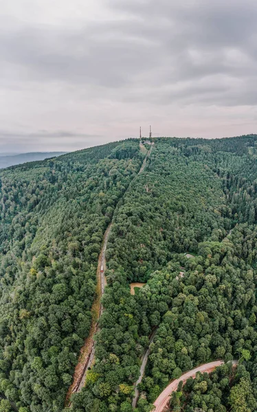 Aerial drone shot of fonicular train on Konigstuhl mountain hill in Heidelberg Alemania — Foto de Stock
