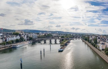 Koblenz, Almanya - 1 Ağustos 2020: Koblanz Almanya 'sında Rhine Mosel nehri kıyısında Deutsch Eck Burnu' nun insansız hava aracı çekimi