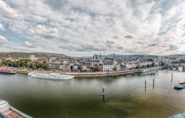Koblanz Almanya 'sında Rhine Mosel nehri kıyısındaki Deutsch Eck Burnu' ndaki Quai 'nin insansız hava aracı görüntüsü.