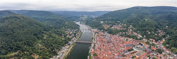 Panoramiczny strzał z lotu ptaka ze starego miasta w Heidelbergu u podnóża góry Konigstuhl — Zdjęcie stockowe