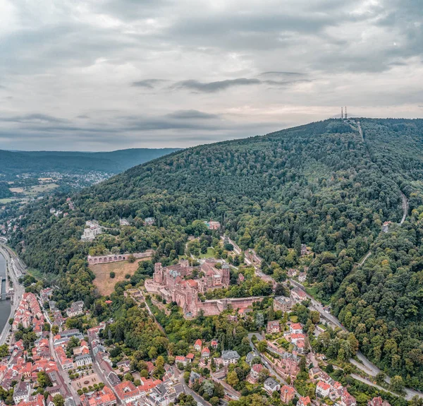 Zdjęcie z lotu drona z Heidelbergu w pochmurne lato u podnóża góry Konigstuhl — Zdjęcie stockowe
