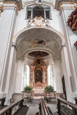Kempten, Almanya - 3 Ağustos 2020: St Lorenz Bazilikası 'ndaki geçiş penceresi türbesi
